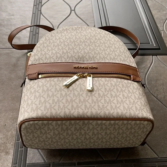 MICHAEL KORS Kenly Medium Backpack Signature Vanilla Bag - Picture 3 of 16